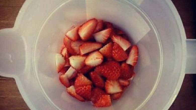 草莓柠檬鸡尾酒
,将切好的草莓放入水壶中。