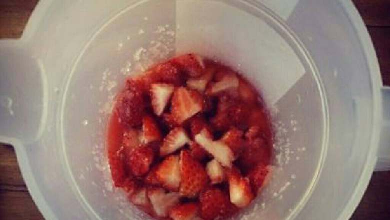 草莓柠檬鸡尾酒
,10分钟后，草莓腌渍完毕。草莓变软，且有大量草莓汁渗出。