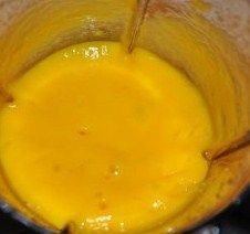 芒果流心慕斯,然后把融化的黄油倒入饼干碎中搅拌均匀平铺到模具底部压实