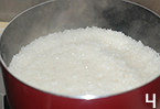 秋季焖饭,米淘洗干净浸泡半小时左右，烧至水份快要收干
