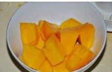 芒果流心慕斯,称出300克慕斯部分用的芒果泥，剩余的就用于芒果流心部分