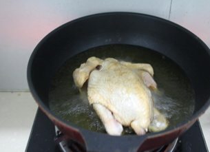 酱香鸡,锅内倒入油，烧至5成热的时候，放入腌好的鸡炸制。