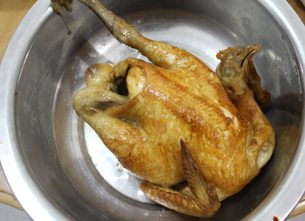 酱香鸡,炸到鸡肉表皮金黄就可以捞出备用。