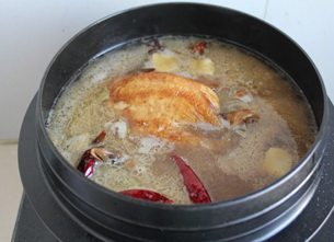 酱香鸡,放入炸好的鸡，大火烧开，中火焖1个小时左右，直至骨酥肉烂，即可捞出享用啦！