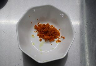 西西里橙子蛋糕,橙子皮清洗干净，用刨刀刨下最外层的橙子皮，尽量不要白色的部分，会苦。