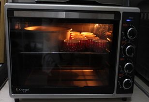 西西里橙子蛋糕,放入模具，放入预热好190度的烤箱，20分钟左右即可。如果是大模具可以降低烤箱温度到170度，50分钟左右！