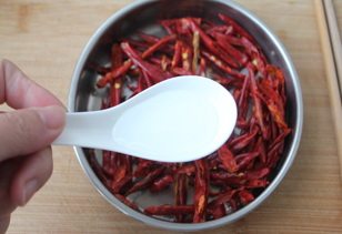 香辣花螺,放一勺清水在辣椒丝里，拌匀，这样炒辣椒丝的时候就不会太快糊。