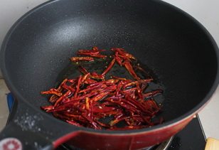 香辣花螺,锅内放油，油6成热的时候放入辣椒丝，煸炒出香味。