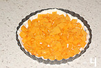 简易版黄桃派,黄桃切碎后均匀的铺在饼皮上