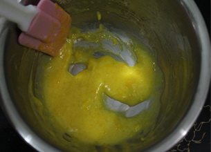 浓情巧克力慕斯,一直搅拌到蛋黄呈浓稠状。
