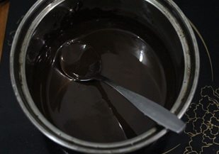 浓情巧克力慕斯,黑巧克力切成小块，隔水加热溶化成液态。