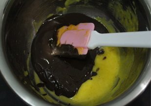 浓情巧克力慕斯,将融化的巧克力倒入刚做好的蛋黄糊里。