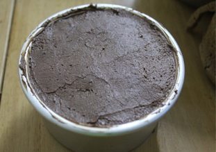 浓情巧克力慕斯,把慕斯液填满，放冰箱冷藏。然后脱模，表面筛可可粉装饰即可。