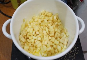 平平安安肉桂苹果派,黄油融化后，放入苹果丁。