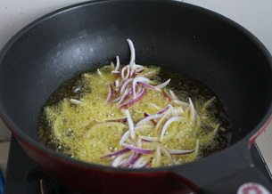 台式卤肉饭,锅内放油，烧热后放入洋葱丝。