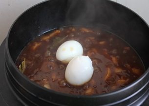 台式卤肉饭,转入高压锅或者砂锅，我用的铸铁锅，放入鸡蛋一同卤制。