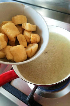 鸭血粉丝汤 ,加入豆腐和鸭内脏，略煮