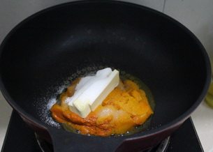 绣球塔,南瓜黄油和砂糖一起放入锅中翻炒，炒至馅料收干水份，能团成团即可。