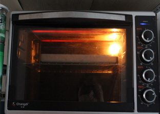 绣球塔,放入预热180度的烤箱，中层，上下火，20分钟左右，表面上色即可。