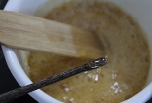 绣球塔,熬至糖浆金黄，变粘稠，拿一根筷子，沾上糖浆。