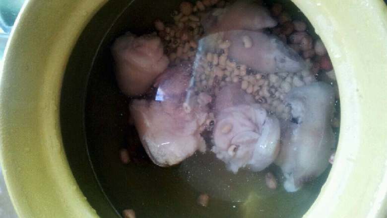 花生眉豆猪脚汤,所有材料进汤煲，煮煲开后调小火煲1个半小时，加盐调味即可