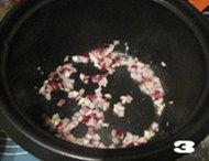 北极虾黑椒口蘑炖饭,多功能炖煮锅选择干煸功能，加热两三分钟后，内胆中放入适量黄油溶化，放入洋葱粒和蒜粒炒香。