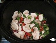 北极虾黑椒口蘑炖饭,然后放入除北极虾和大米外的其他材料，翻炒均匀。