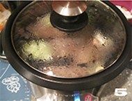 金瓜淮山药骨头汤,选择干煸功能，快速加热，盖上锅盖焖煮15分钟左右。