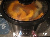 金瓜淮山药骨头汤,加入适量盐，炖至软烂，汤汁浓郁即可。