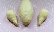 面包版圣诞火鸡,翻面卷成橄榄形。其余两个面团做成鸡腿的形状