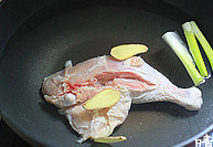 椒麻手撕鸡,洗净的鸡腿上划几刀，冷水下锅，同时放入大葱和老姜片，开大火烧开