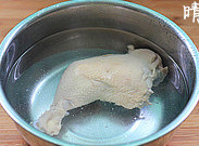 椒麻手撕鸡,捞起的鸡腿肉立即放进事先准备好的冰水中冰镇
