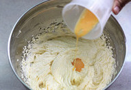 原味曲奇饼干,分三次加入打散的鸡蛋液，每一次都要搅打到鸡蛋与黄油完全融合再加下一次