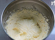 原味曲奇饼干,搅打完成后，黄油体积蓬松，颜色发白的奶油霜状