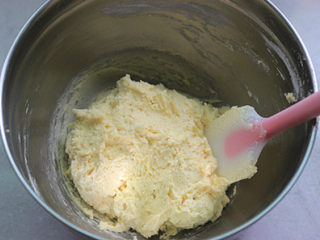 原味曲奇饼干,用橡皮刮刀，把面粉和黄油搅拌均匀，直到面粉全部湿润即可