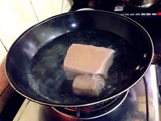 干锅魔芋烧鸭,上锅烧热水，水开后放入豆腐焯一下，有很好的去碱作用，焯好后放入凉水中过一下。