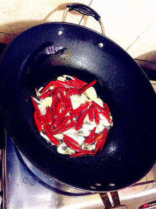 干锅魔芋烧鸭,油锅烧热，放入姜片，蒜片，红辣椒小火爆香。