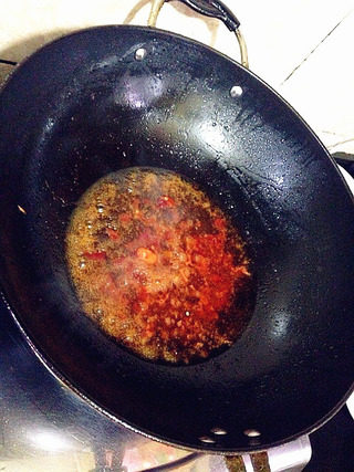 干锅魔芋烧鸭,锅留底油，下豆瓣酱炒香。