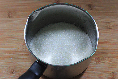 转化糖浆,准备一个不锈钢锅或者陶瓷锅(不要用铁锅和铝锅)，把糖放入锅里