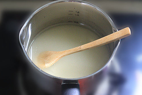 转化糖浆,用筷子等工具稍微搅拌一下，让糖和水混合。开中火加热。之后请不要再搅拌