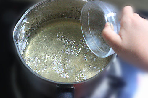 转化糖浆,等糖水煮开以后，倒入新鲜柠檬汁