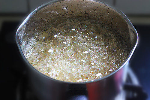 转化糖浆,一直用小火慢慢熬煮即可。煮40分钟到1小时左右。煮的时间越长，糖浆的颜色越深。我们可以看到糖浆颜色慢慢变深的过程