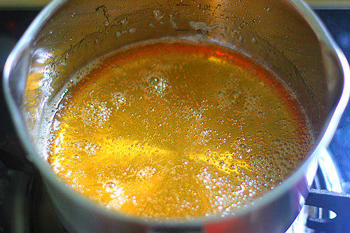 转化糖浆,看到糖浆变成琥珀色，并有一点点的粘稠，就说明糖浆煮好了，煮好糖浆后，关火，等糖浆冷却后，找一个密封罐，把糖浆装起来，放置1天以后使用