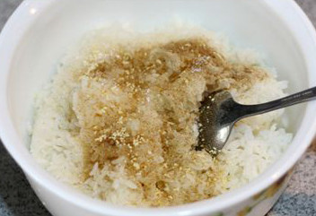 金枪鱼饭团,煮好的米饭里趁热放入调味（见配料表或小贴士），拌匀