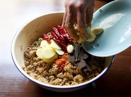 日式米糠酱菜,将调味食材放入米糠，混合均匀。
