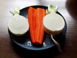 日式米糠酱菜,将提供养分用的<a style='color:red;display:inline-block;' href='/shicai/ 9561'>蔬菜</a>洗净，撒上盐后静置10分钟左右，控去表面水分。
