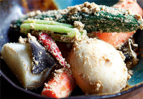 日式米糠酱菜,约1周后可取少量米糠尝味，足够的咸味加上微酸是成熟的标志。
