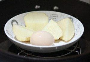 金枪鱼土豆泥,土豆洗干净后，切成大块，上锅后蒸20分钟，蒸土豆的时候可以顺便将鸡蛋放入