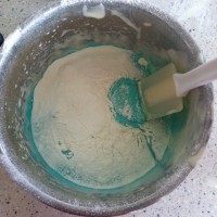 彩虹蛋糕,筛入低粉，拌匀。