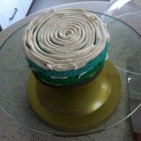 彩虹蛋糕,放一片蛋糕，用裱花袋在上面挤满奶油。也可以用食品袋剪个小口挤，奶油条的粗细就是夹层奶油的厚度。